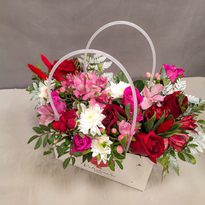 Сумка "Восторг" микс в красном цвете из кустовой хризантемы, розы и альстромерии 45001