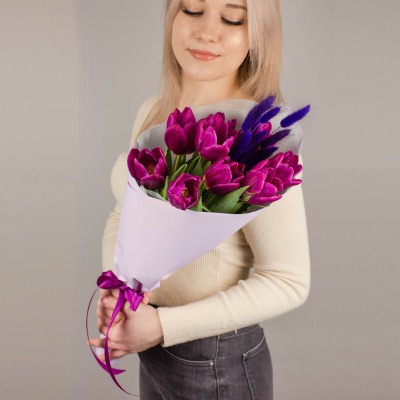 Букет 9 фиолетовых тюльпанов с лагурусом 46461