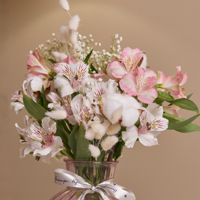 Букет из альстромерий в вазе. Сет N 82237