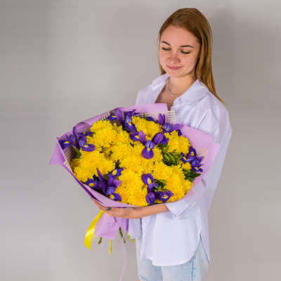 Букет с кустовой хризантемой и ирисами Соната желтая 7047-Ж