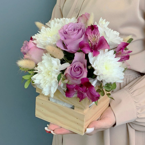 Ящик с цветами фиолетовые розы и хризантема арт. 66998-Ф