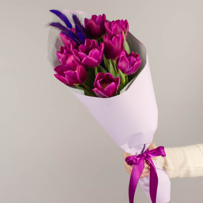 Букет 9 фиолетовых тюльпанов с лагурусом 46461
