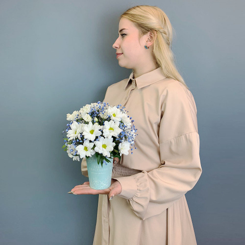 Стаканчик с хризантемой и голубой гипсофилой арт. 66995-Р