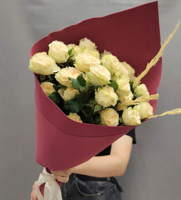 Букет из кустовых пионовидных роз кремового цвета N 47529