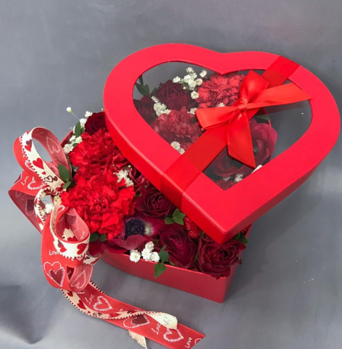 Валентинка "Дыхание любви" из кенийских роз, анемона, гипсофилы и диантуса (гвоздика) арт. 27721