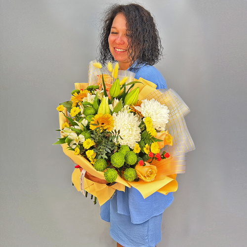 Букет из одноголовых хризантем с лилей и герберами арт. 52463