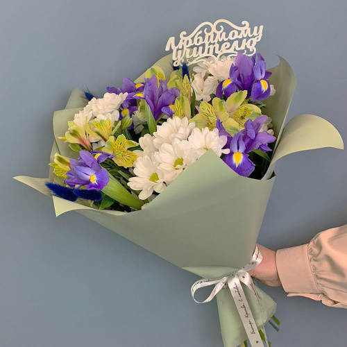 Букет из хризантем с ирисами и желтых альстромерией арт. 67002-Ж