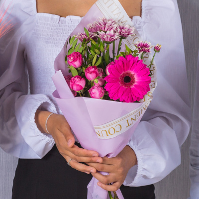 Изюминка розовая N 38178. Букет-комплимент с герберой