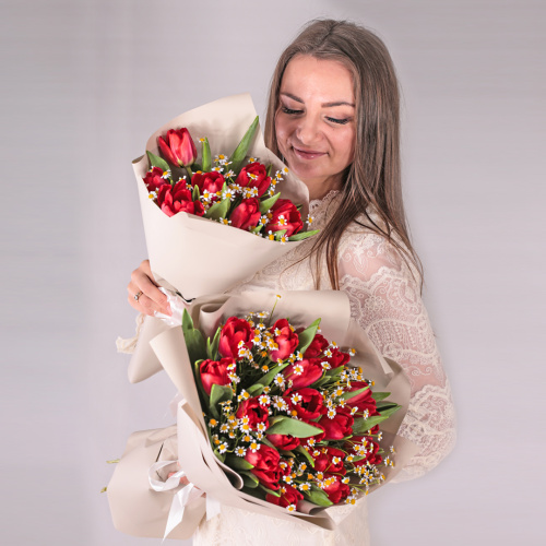 Букет из 7 красных тюльпанов с ромашками 59873
