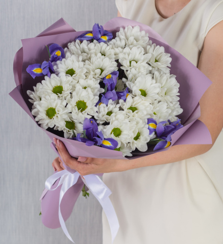 Букет из хризантемы-ромашки и ирисов арт. 36203