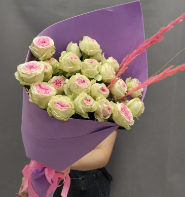 Букет из кустовых пионовидных роз бело-розового цвета N 47529