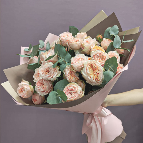 Букет из 9 кустовых пионовидных персиковых роз с эвкалиптом арт. 45354