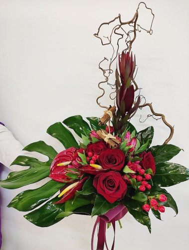 Букет "Калипсо" из розы эквадор, альстромерии и гиперикума. арт. 23796