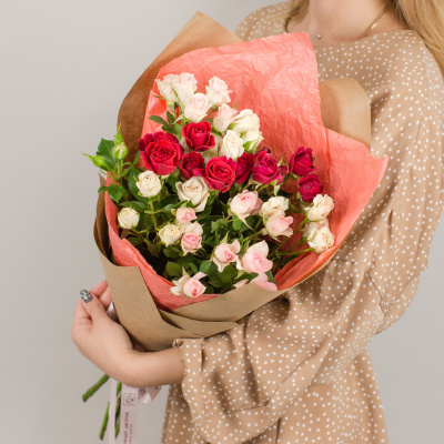 Букет из красных и розовых кустовых роз с эвкалиптом 50401-КрР