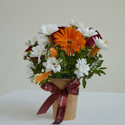 Школьный стакачик с герберой и хризантемой N 84328