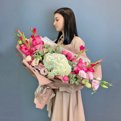 Букет с гладиолусами и гортензией N 67001