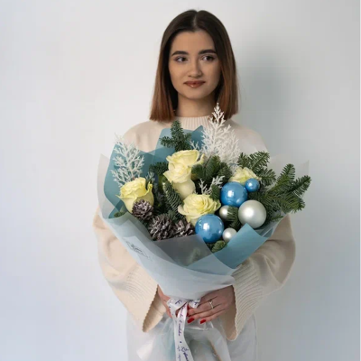Букет с еловыми ветками нобилис и белыми розами "Морозный день" N 90875