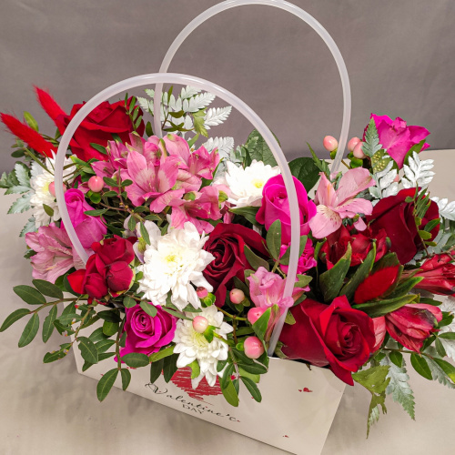 Сумка "Восторг" микс в красном цвете из кустовой хризантемы, розы и альстромерии арт. 45001