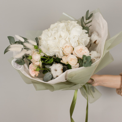 Букет из гортензии и пионовидных роз с эвкалиптом N 50473