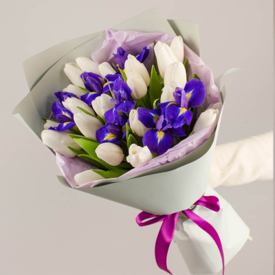 Букет 19 белых тюльпанов с ирисами 46457
